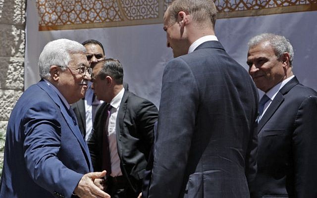 Le prince William est reçu par le président de l'Autorité palestinienne Mahmoud Abbas à Ramalla, le 27 juin 2018. (Crédit : AFP / ABBAS MOMANI)
