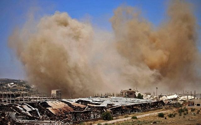 De la fumée émane de zones attribuées à l'opposition, après des frappes du régime, dans la province de Deraa, en Syrie, le 27 juin 2018. (Crédit :AFP / Mohamad ABAZEED)