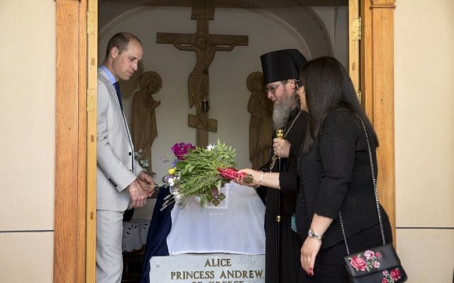 Le prince William visite la tombe de son arrière grand-mère, la princesse Alice de Battenberg, pendant une visite de l’église Marie-Madeleine, à Jérusalem-Est, le 28 juin 2018. (Crédit : AFP/ POOL / Sebastian Scheiner)