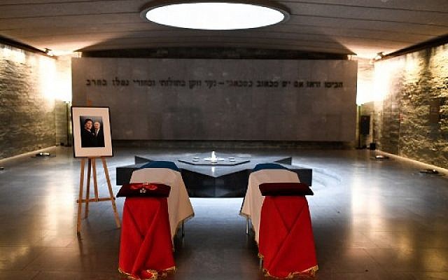 Les cercueils d'Antoine et Simone Veil, dans la crypte du Mémorial de la Shoah, avant leur transfert au Panthéon, le 29 juin 2018. (Crédit : AFP/ STEPHANE DE SAKUTIN)