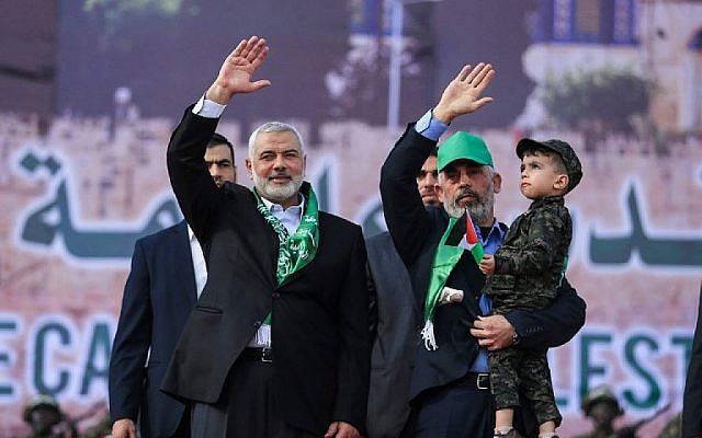 Le leader du Hamas Ismail Haniyeh (G) et le leader du Hamas dans la bande de Gaza Yahya Sinwar lors d'un rassemblement marquant le 30e anniversaire de la fondation de l'organisation terroriste islamiste, dans la ville de Gaza, le 14 décembre 2017. (Mohammed Abed/AFP)