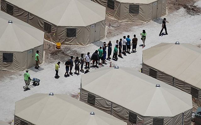 De enfants et des ouvriers dans un camp près du port d'entrée de Tornillo, au Texas, le 19 juin 2018. (Crédit : Joe Raedle/Getty Images/AFP)