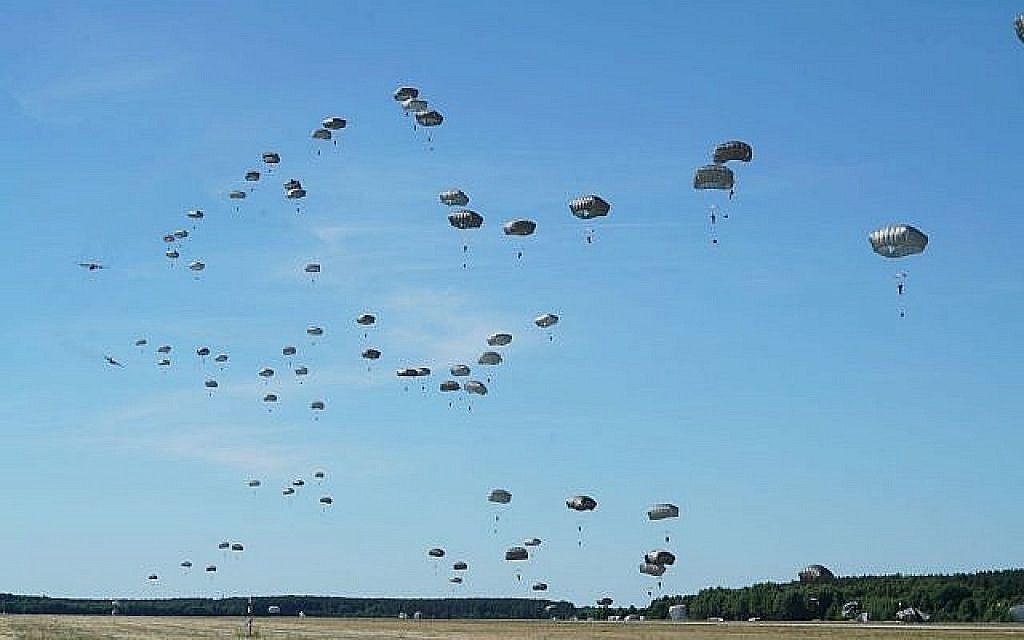 Les parachutistes israéliens se préparent à un saut dans le cadre de l'exercice de réponse rapide dirigé par les États-Unis en Europe en juin 2018. (Forces de défense israéliennes)