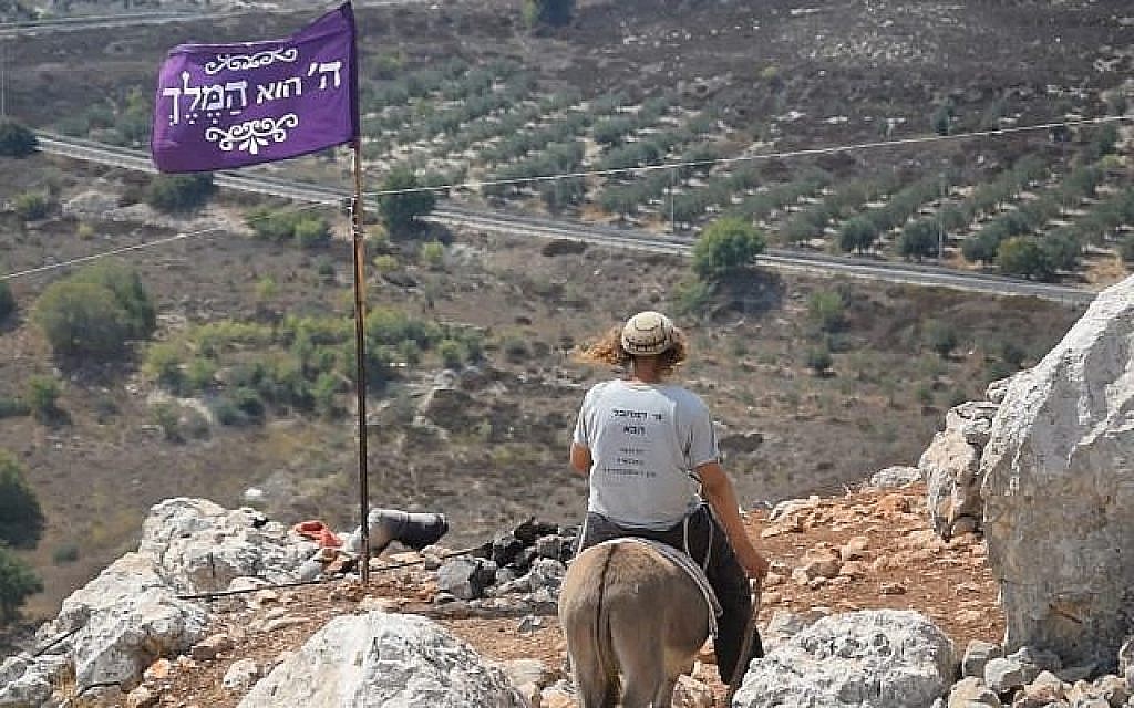 lllustration : Un membre des "Jeunes des Collines" sur un âne dans un avant-poste illégal du nord de la Cisjordanie. (Crédit : Zman Emet, Kan 11)