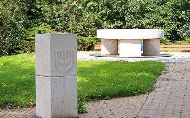 Un monument en hommage aux victimes de la Shoah, à Hoogezand, au Pays-Bas. (Crédit : domaine public via Wikipedia)