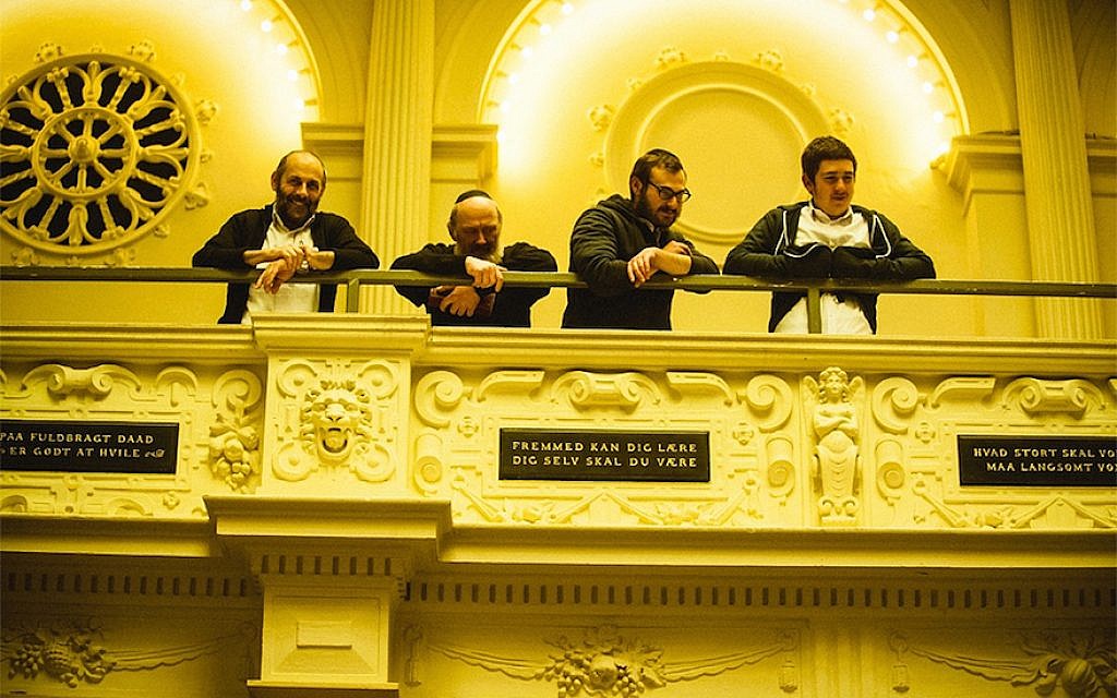 Des Juifs danois lors d'une cérémonie à Copenhague, le 25 décembre 2016 (Crédit : Habad de Copenhague via JTA)