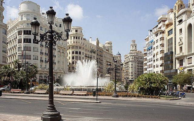 Une vue de la  Modernisme Plaza de la mairie de Valencia, le 17 juillet 2010 (Crédit :  CC BY-SA Wikimedia commons/PMRMaeyaert)