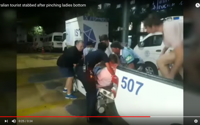 L'Australien emmené à l'hôpital après une rixe avec un Israélien qui l'a blessé au couteau (Capture d'écran : YouTube)