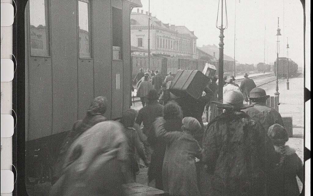 Les Juifs arrivent à la gare pour être déportés dans une scène du film restauré "City Without Jews" (Avec l'aimable autorisation de Film Archiv Austria).