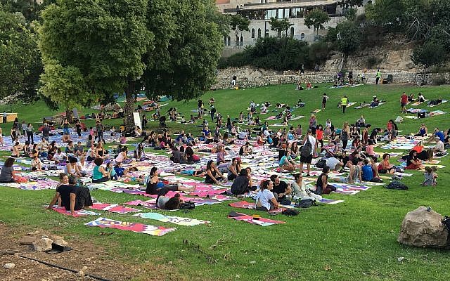 Les participants à la célébration de la Journée internationale du yoga à Jérusalem ont reçu un tapis de yoga spécialement conçu pour former une œuvre d'art qui représente Jérusalem dans trente ans (Avec l'aimable autorisation de The Big Dream - Jérusalem).