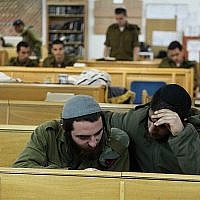 Illustration. Des soldats du bataillon ultra-orthodoxe Netzah Yehuda étudient la Torah sur la base militaire de Peles, dans le nord de la vallée du Jourdain. (Crédit : Yaakov Naumi/Flash90)