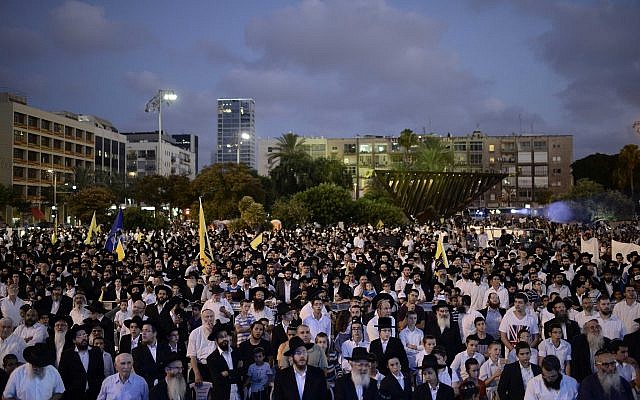 Un rassemblement Habad sur la place Rabin à Tel Aviv, le 10 juillet 2016. (Tomer Neuberg/FLASH90)