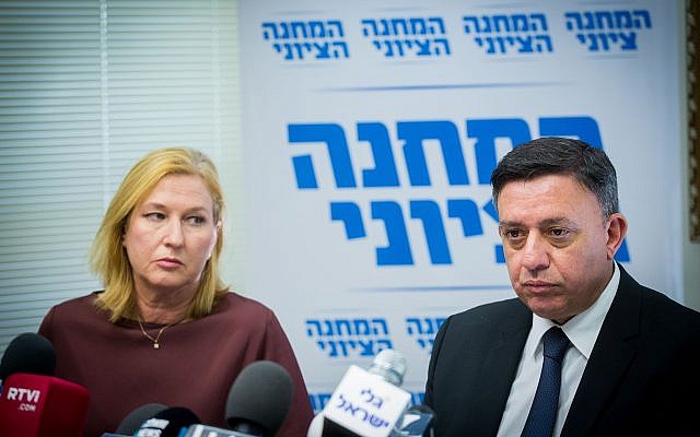 Le chef de l'Union sioniste Avi Gabbay et la députée Tzipi Livni lors d'une réunion de la faction de la Knesset le 6 novembre 2017. (Miriam Alster/Flash90)