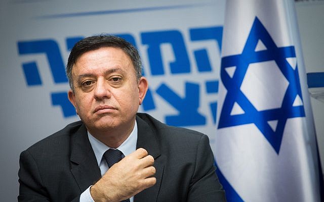Le président de l'Union sioniste Avi Gabbay dirige une réunion de faction à la Knesset le 7 mai 2018. (Miriam Alster/Flash90)