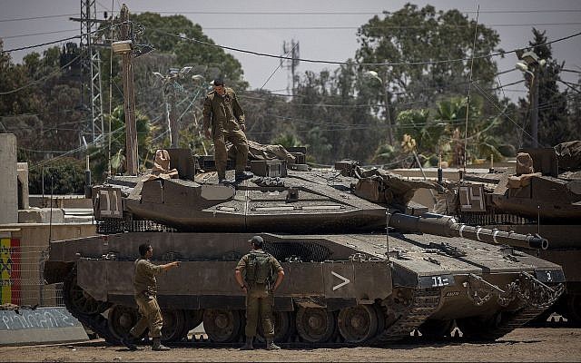 Les soldats de l'armée israélienne près d'un tank sur une base militaire près de la frontière avec Gaza, le 30 mai 2018 (Crédit : Yonatan Sindel/Flash90)