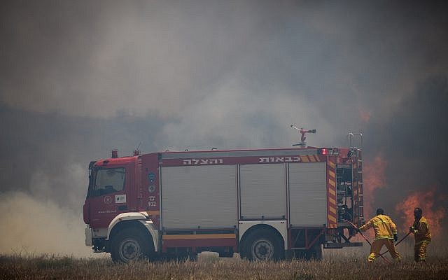Photo illustrative de pompiers israéliens luttant contre un incendie déclenché par un engin incendiaire lancé depuis la bande de Gaza, près de la frontière avec l'enclave palestinienne, le 5 juin 2018. (Yonatan Sindel/Flash90)