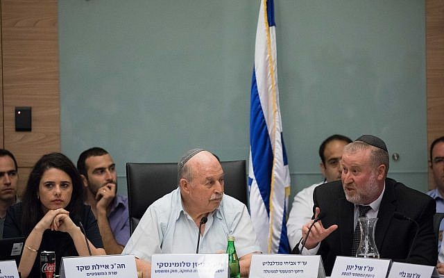 Nissan Slomiansky (C), président du Comité de la Constitution, du droit et de la justice, Ayelet Shaked (G), ministre de la Justice, et Avichai Mandelblit, procureur général, assistent à une réunion du comité à la Knesset le 25 juin 2018. (Yonatan Sindel/Flash90)
