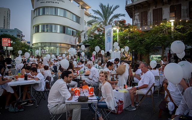Nuit blanche à Tel Aviv: l'édition 2018 a démarré mercredi 27 jui, avec le dîner blanc, un événement élégant, dans un emplacement tenu secret. (Crédit : Miriam Alster/Flash 90)
