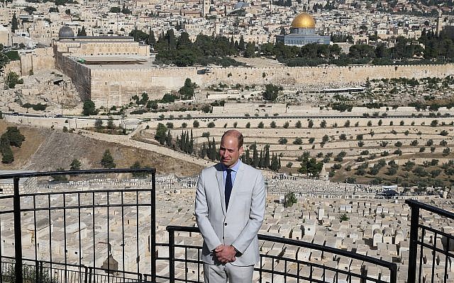 Le prince William, duc de Cambridge, s'est rendu sur le Mont des Oliviers, dominant le Mont du Temple, le 28 juin 2018, dans le cadre d'une visite officielle en Israël. (Amit Shabi/POOL)