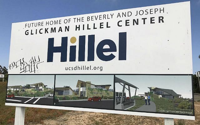 Le panneau signalant la création du nouveau centre juif Hillel de l'Université de Californie à San Diego, aux Etats-Unis, a été tagué avec des graffitis insultants, le 4 juin 2018. (Avec l'aimable autorisation de Hillel San Diego)