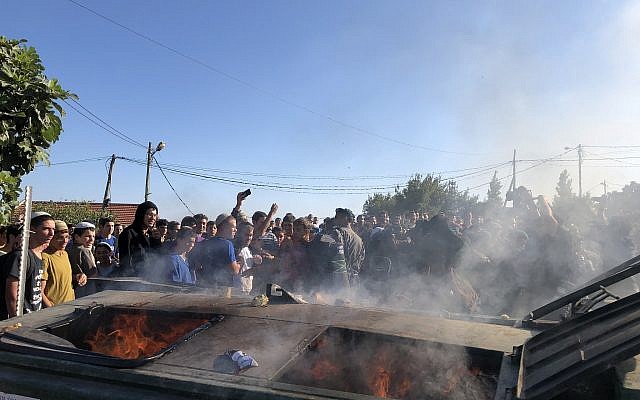 Affrontements entre manifestants et policiers à Netiv Haavot peu avant la démolition de 15 maisons construites illégalement en Cisjordanie, sur ordre de la cour, le 12 juin 2018. (Crédit : Jacob Magid/Times of Israel)