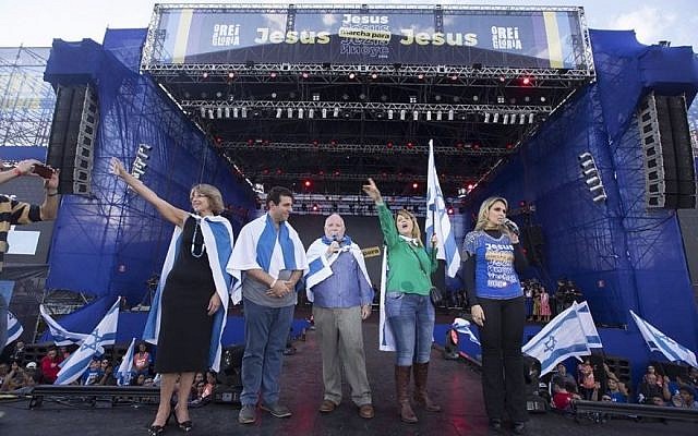 Le consul israélien Dori Goren, au centre, se joint aux chrétiens évangéliques, qui agitent des drapeaux israéliens et prient pour l'État juif lors de la Marche pour Jésus le 31 mai 2018, à Sao Paulo. (Courtoisie / Consulat d'Israël à Sao Paulo)