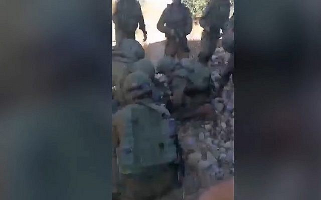 Capture d'écran d'une vidéo qui aurait montré des soldats de l'armée israélienne aux côtés d'un Palestinien blessé, Azzedine Tamimi, suite aux tirs de l'armée à  Nebi Saleh, en Cisjordanie, le 6 juin 2018 (Capture d'écran : YouTube)