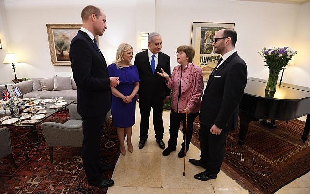 Le Premier ministre israélien Benjamin Netanyahu et sa femme Sara, avec le Prince William, ont rencontré les descendants de Haimaki et de Rachel Cohen, qui ont été sauvés durant la Shoah par la Princesse Alice, l'arrière-grand-mère du Prince William (Crédit : Haim Zach / GPO)