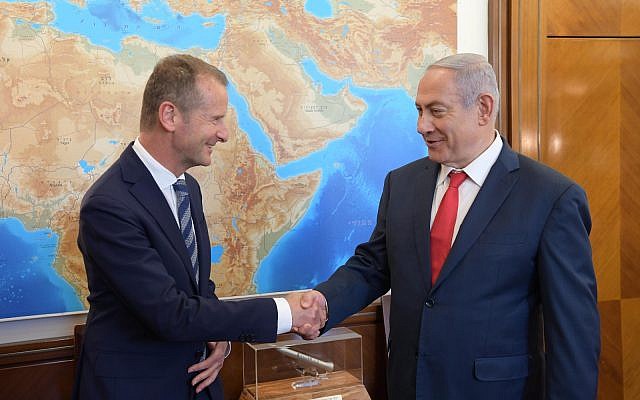 Le Premier ministre Benjamin Netanyahu (à droite) serre la main du PDG de Volkswagen Herbert Diess dans son bureau de Jérusalem le 20 juin 2018. (Amos Ben-Gershom/GPO)