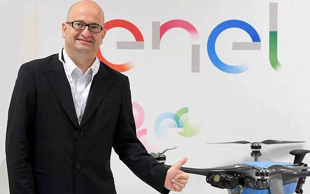 Ernesto Ciorra d'Enel, chef de l'innovation, avec le drone de Percepto (Autorisation)