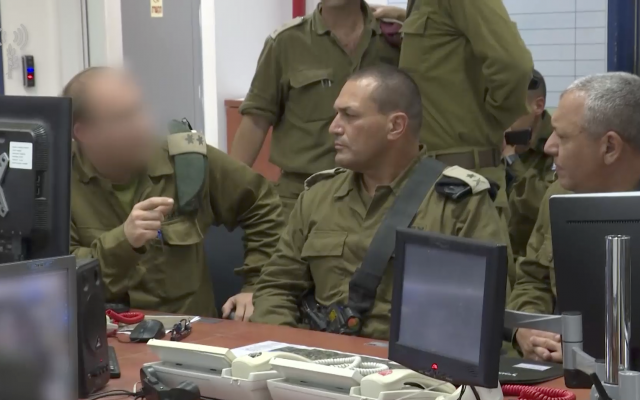 Le chef d'Etat-major Gadi Eizenkot lors d'une visite aux agents des renseignements de la division de Gaza, le 29 mai 2018 (Crédit : Armée israélienne)