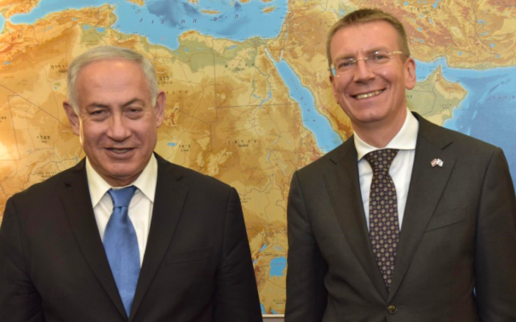 Le ministre letton des Affaires étrangères Edgars Rinkēvičs, à droite, avec le Premier ministre  Netanyahu à Jérusalem, juin 2018 (Capture d'écran : Twitter)