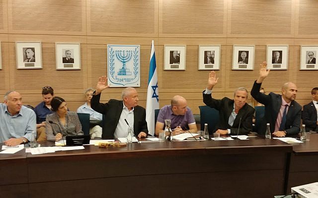 Les membres de la commission des Affaires étrangères et de la Défense votent en faveur à un texte déduisant les fonds versés à l'Autorité palestinienne du montant payé par Ramallah aux terroristes condamnés, le 11 juin 2018 (Autorisation)