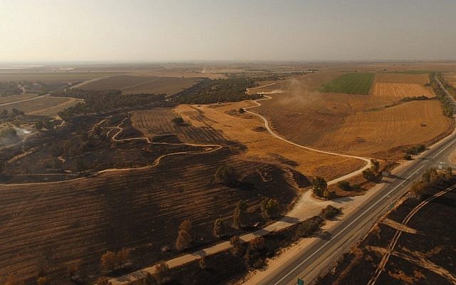 Vue d'une partie du territoire israélien incendié par des cerfs-volants et des ballons incendiaires lancés par des Palestiniens de Gaza depuis le 18 juin 2018. (Eshkol Security)