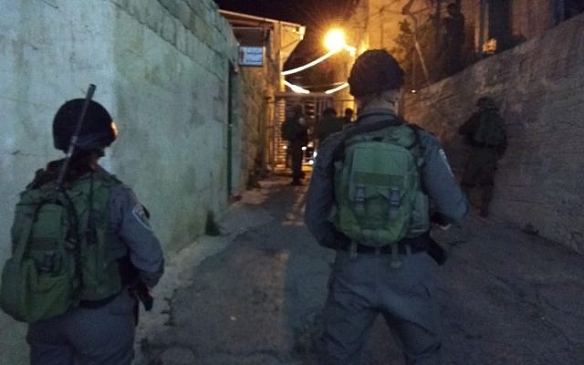 La police des frontières patrouille près du Tombeau des Patriarches à Hébron, où un engin explosif a été lancé sur les soldats, le 20 juin 2018. (Police d'Israël)
