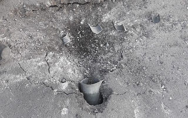 une roquette tirée depuis Gaza qui est tombée dans la rue de l'une des communautés de la région d'Eshkol, le 20 juin 2018 (Crédit : Région d'Eshkol)