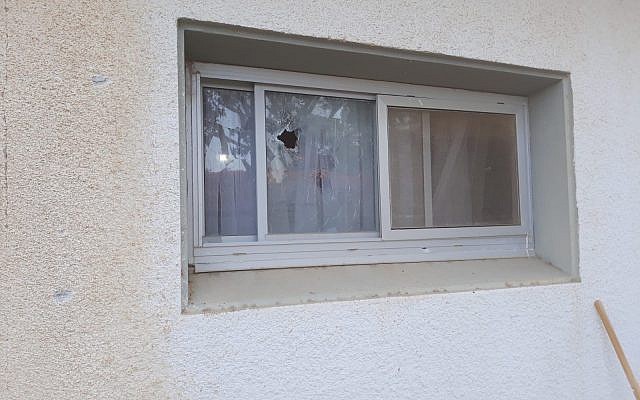 Les dégâts causés à une maison par une roquette tirée depuis Gaza qui est tombée dans l'une des communautés de la région d'Eshkol, le 20 juin 2018 (Crédit : Région d'Eshkol)