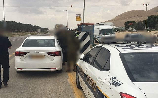 Illustration: un véhicule de la police israélienne arrête une voiture en Cisjordanie, le 20 juin 2018. (Crédit : police israélienne)