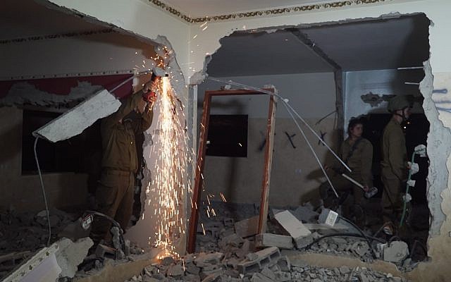 Des soldats israéliens démolissent le 21 juin 2018 la maison d'Ala Qabha, au nord de la Cisjordanie, qui a percuté un groupe de soldats, en tuant deux. (Armée israélienne)
