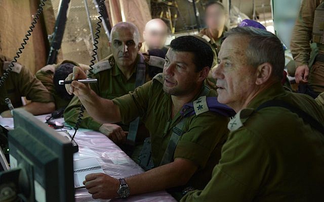 Le commandant de brigade Givati Ofer Winter au centre, avec le chef d'état-major Benny Gantz et le général de division Sami Turjeman, pendant l'Opération Bordure protectrice, le 2 août 2014.. (Crédit : Armée israélienne)