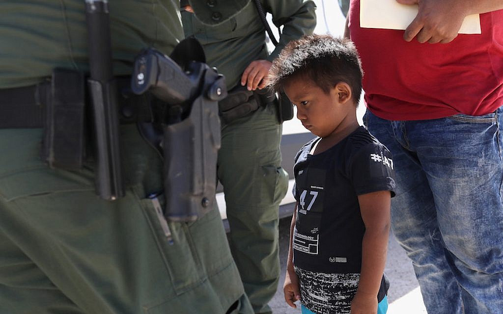 Un petit garçon du Honduras emmené en détention par des agents d'une patrouille de la police des frontières américaine près de la frontière entre les Etats-Unis et le Mexique, le 12 juin 2018 (Crédit :  John Moore/Getty Images)