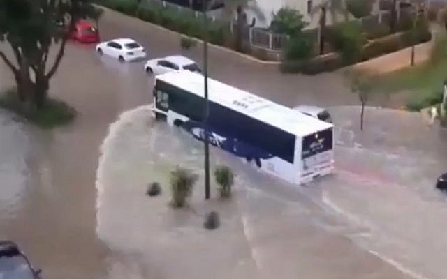 Les inondations à Sdérot le 13 juin 2018 (Capture d'écran : Twitter/Hadashot/Robby Pereg)
