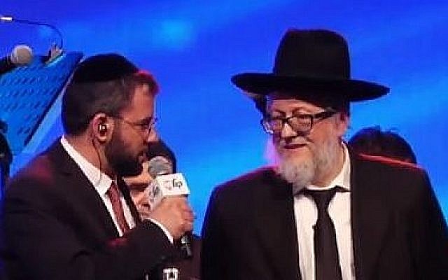 Le rabbin Yehoshua Barda (à droite) après avoir remporté le concours mondial de Halakha. (Crédit : capture d'écran YouTube)