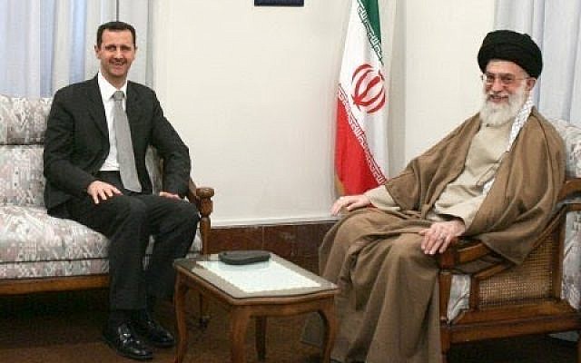 L'Ayatollah Ali Khamenei, le Guide suprême iranien, s'entretient avec le président syrien Bashar el-Assad à Téhéran, Iran, le 2 octobre 2010. (Capture d'écran YouTube)