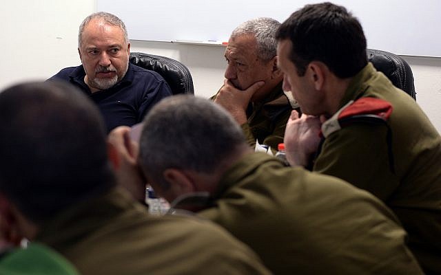 Le ministre de la Défense, Avigdor Liberman, à gauche, rencontre des officiers supérieurs du Commandement sud de Tsahal, dont le chef de Tsahal Eizenkot, au centre, et le général de division Herzl Halevi, le 12 juin 2018. (Ariel Hermoni/Ministère de la Défense)