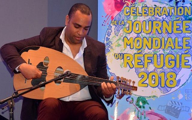 Le musicien marocain Younes Fakher, lors de la Journée mondiale des réfugiés, à Rabat, le 19 juin 2018. (Crédit : AFP / UNHCR)
