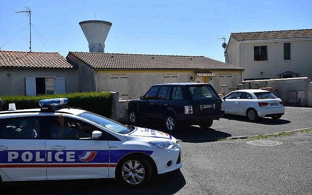 La police française à Tonnay-Charente, à proximité du domicile de Guy S., leader présumé d'une cellule liée à l'AFO, un groupe de l'ultra-droite soupçonné de planifier des attaques contre les musulmans en France, le 25 juin 2018 (Crédit :  / AFP PHOTO / XAVIER LEOTY)