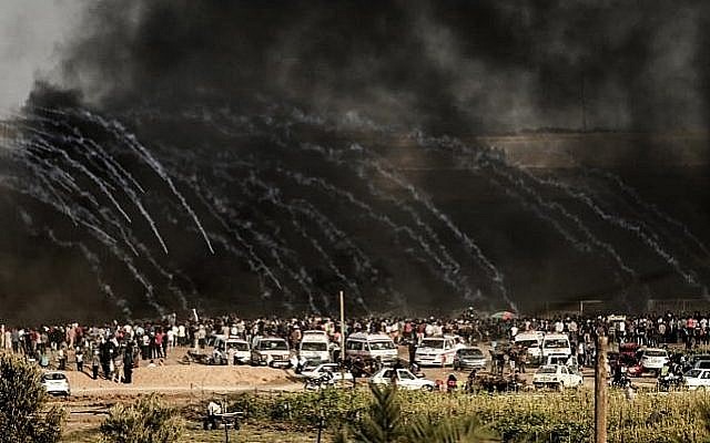 Les militaires israéliens lancent du gaz lacrymogène vers les manifestants à l'est de Gaza City le long de la frontière entre la bande de Gaza et Israël, le 29 juin 2018, durant des affrontements avec les Palestiniens (Crédit : AFP PHOTO / MAHMUD HAMS)