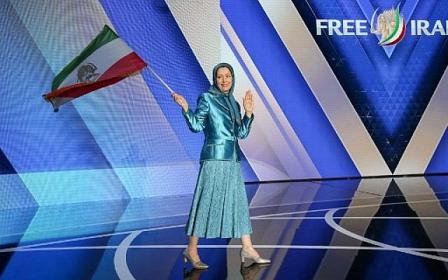 Maryam Rajavi, chef des Moudjahidines du peuple iranien (MEK), un groupe d'opposition, salue le public au rassemblent Free Iran 2018, à Villepinte, le 30 juin 2018. (Crédit : AFP / Zakaria ABDELKAFI