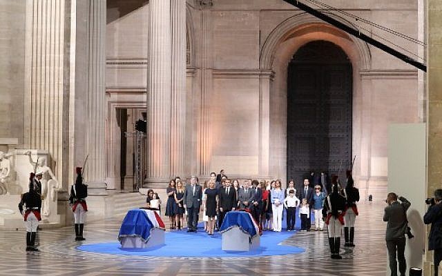 Emmanuel et Brigitte Macron devant les cercueils d'Antoine et Simone Veil, à l'intérieur du Panthéon, le 1er juillet 2018. (Crédit : AFP/POOL/Ludovic MARIN)